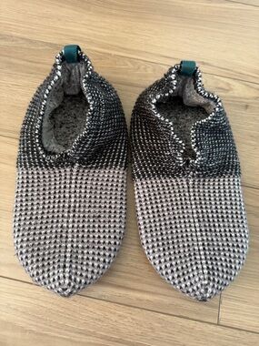 Bombas Gripper Slipper House Shoe in Black & Gray Sz L 10-12 adult